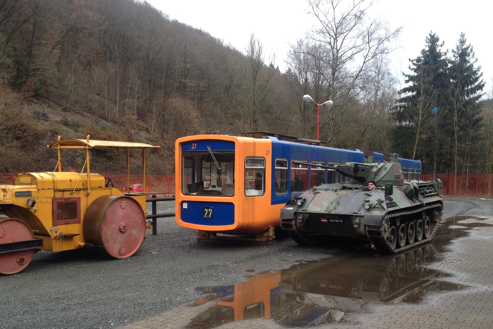 Die Schwebebahn soll in Zukunft nicht neben dem Panzer stehen bleiben, sondern über einen angrenzenden Fluss gehängt werden.