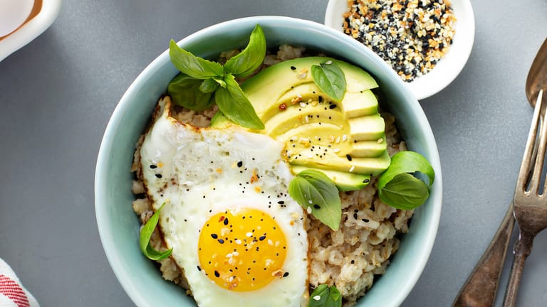 Herzhaftes Porridge: Ei, Avocado, andere Gemüsesorten und Gewürze eignen sich perfekt für ein herzhaftes Porridge.
