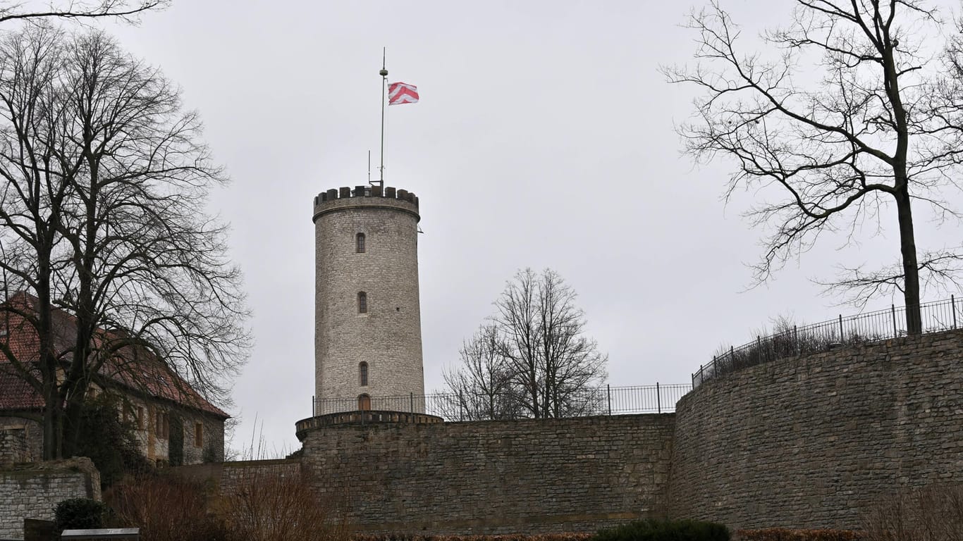 Die Bielefelder Sparrenburg bei nasskaltem Wetter im Winter: Die Messung eines Radiosenders soll nun ergeben haben, dass der Turm niedriger ist, als bisher angenommen.