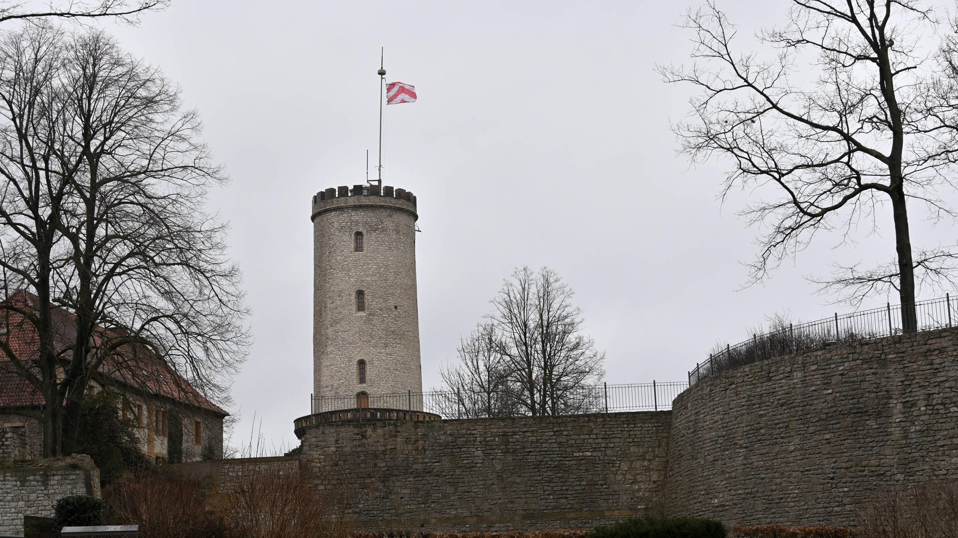 Die Bielefelder Sparrenburg bei nasskaltem Wetter im Winter: Die Messung eines Radiosenders soll nun ergeben haben, dass der Turm niedriger ist, als bisher angenommen. Die Bielefelder Sparrenburg bei nasskaltem Wetter im Winter: Die Messung eines Radiosenders soll nun ergeben haben, dass der Turm niedriger ist, als bisher angenommen.