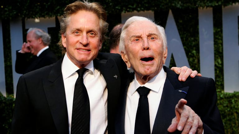 Vater und Sohn: Michael Douglas und Kirk Douglas im Jahr 2009 bei den Oscars.