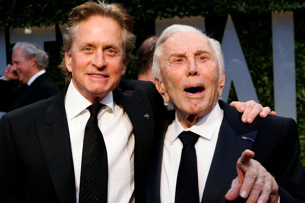 Vater und Sohn: Michael Douglas und Kirk Douglas im Jahr 2009 bei den Oscars.
