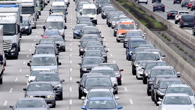 Nichts geht mehr: Gerade zu den Stoßzeiten im Berufsverkehr und zu bestimmten Ferientagen staut es sich häufiger auf den Autobahnen. Nichts geht mehr: Gerade zu den Stoßzeiten im Berufsverkehr und zu bestimmten Ferientagen staut es sich häufiger auf den Autobahnen.