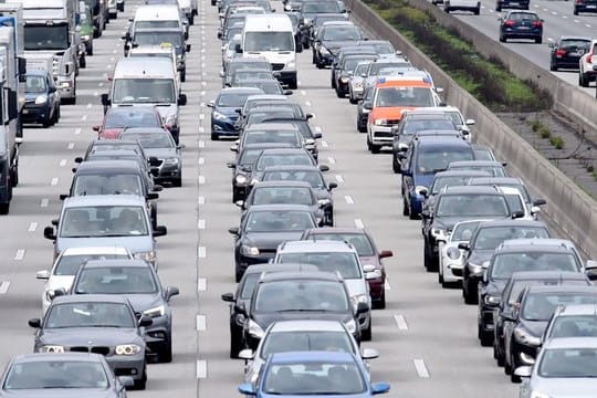 Nichts geht mehr: Gerade zu den Stoßzeiten im Berufsverkehr und zu bestimmten Ferientagen staut es sich häufiger auf den Autobahnen.