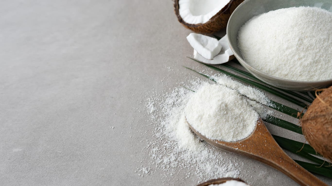 Kokosmehl: Sie können Haferflocken im Porridge auch gegen kohlenhydratarme Lebensmittel austauschen.