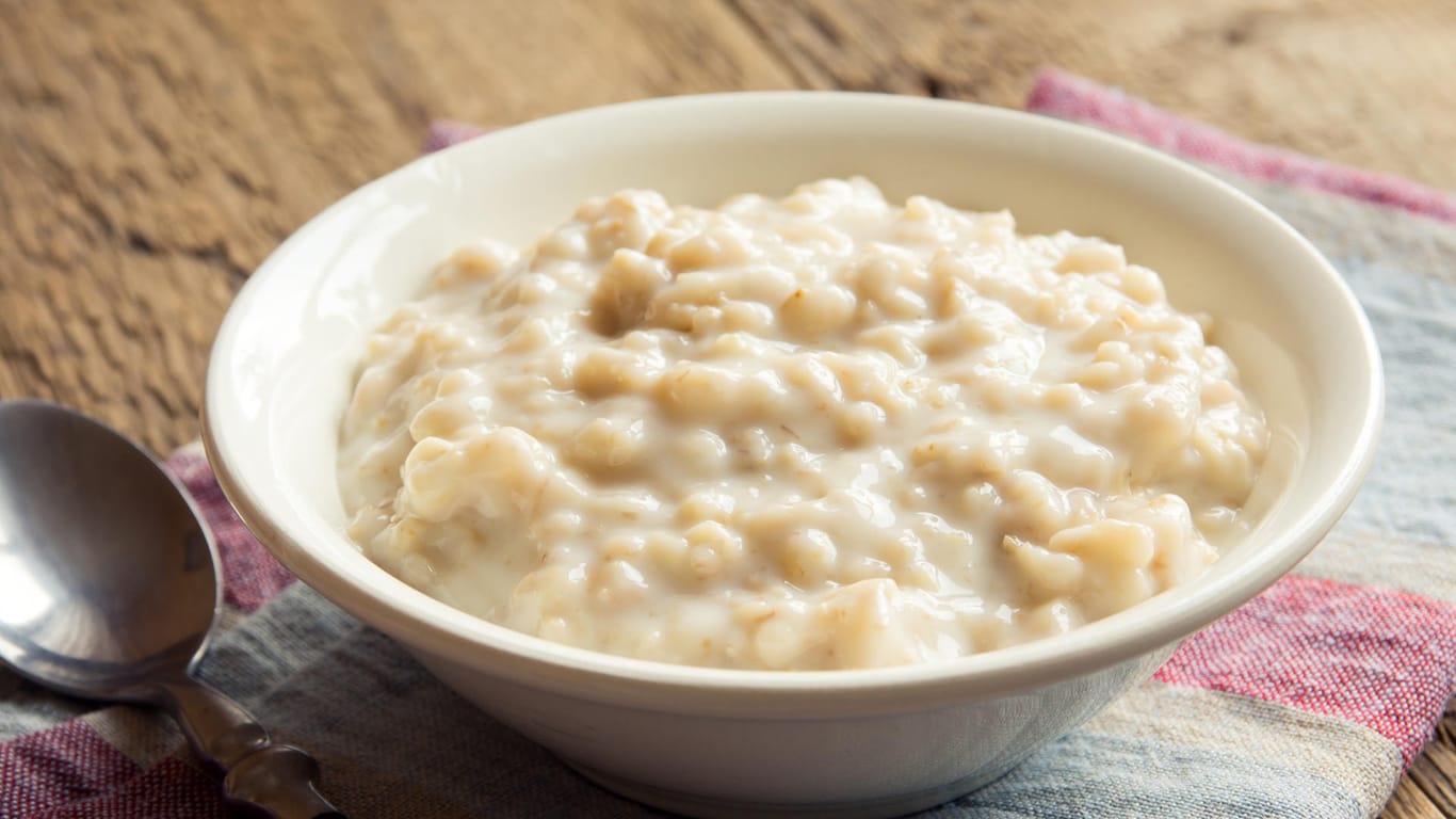Porridge: Das Grundrezept für den Haferbrei ist ebenso leicht wie lecker.