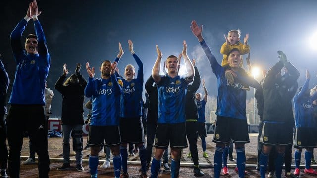 Im Hermann-Neuberger Stadion feiern die Saarbrücker Spieler den Einzug ins Viertelfinale des DFB-Pokals. Im Hermann-Neuberger Stadion feiern die Saarbrücker Spieler den Einzug ins Viertelfinale des DFB-Pokals.