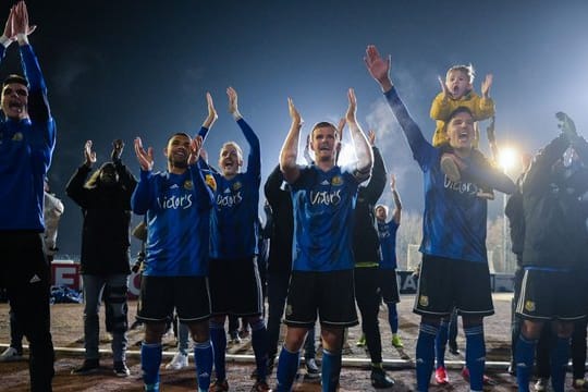 Im Hermann-Neuberger Stadion feiern die Saarbrücker Spieler den Einzug ins Viertelfinale des DFB-Pokals.