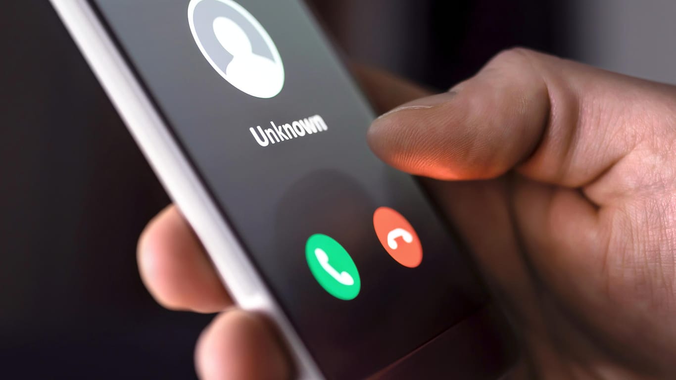Ein Smartphone, auf dem ein Unbekannter anruft (Symbolbild): Nutzer melden immer wieder nervige Telefonanrufe.