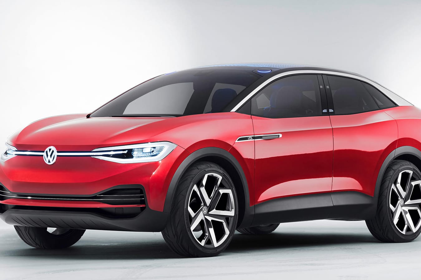 VW ID.4: Im März wird das E-SUV enthüllt. Bislang zeigten die Wolfsburger nur einen Entwurf namens Crozz – der aber dem Design des Serienmodells sehr nahe kommen dürfte.