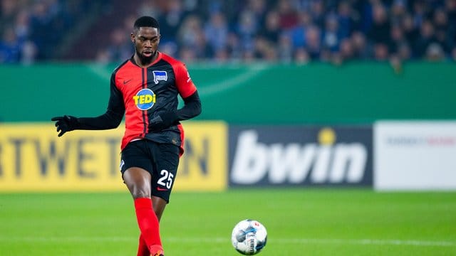 Herhtas Jordan Torunarigha spielt auf Schalke den Ball.