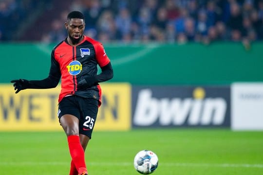 Herhtas Jordan Torunarigha spielt auf Schalke den Ball.