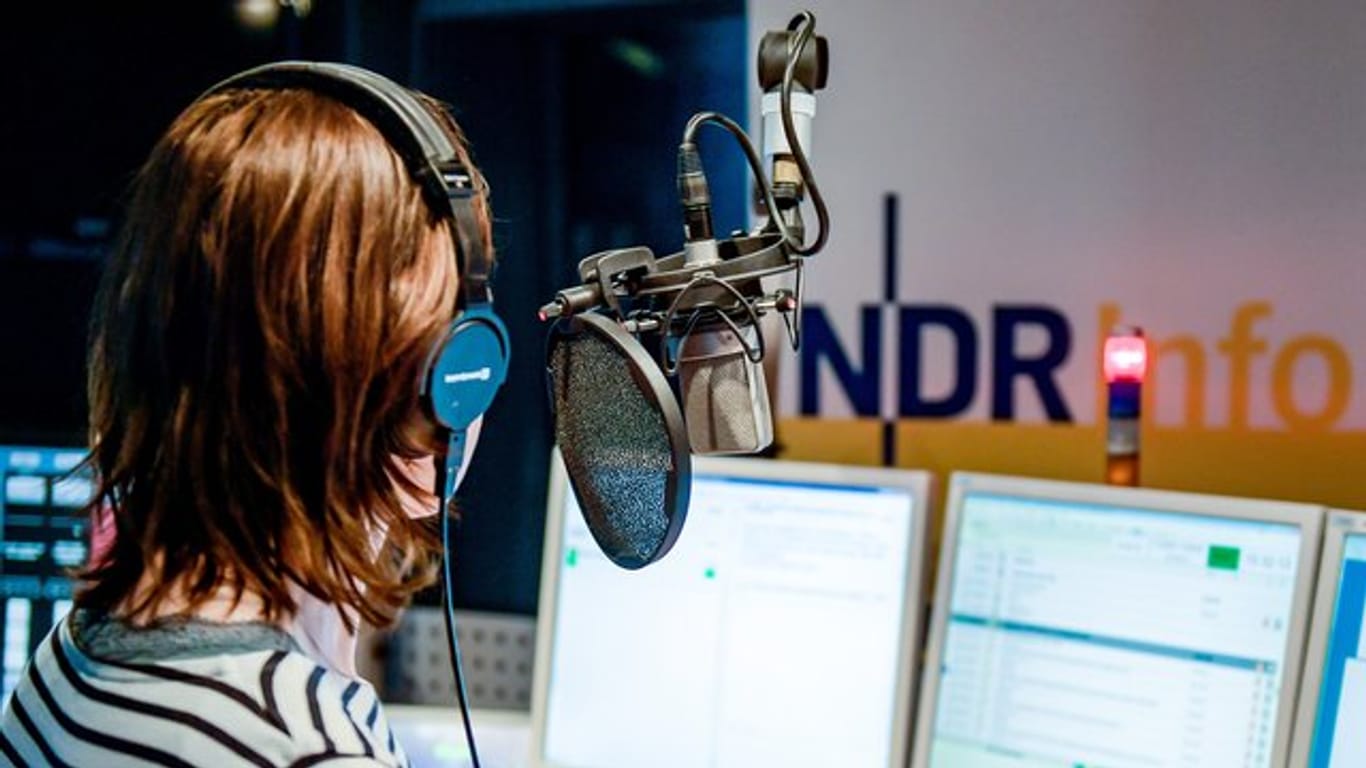 Eine Moderatorin von NDR Info spricht in ein Mikrofon (Symbolbild): Der Sender hatte technische Probleme.