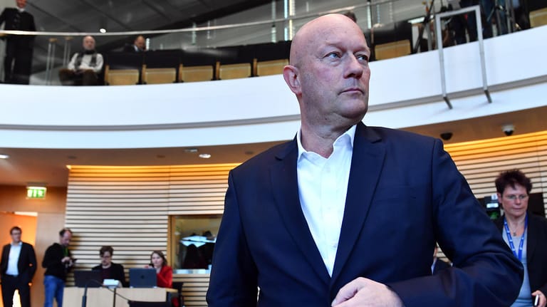 Noch-Ministerpräsident Thomas Kemmerich (FDP): Seine Fraktion allein kann den Antrag auf Auflösung des Landtags nicht einreichen.