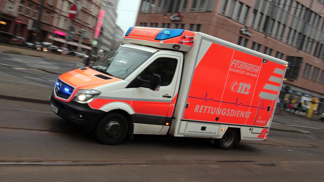 Rettungswagen der Feuerwehr in Frankfurt (Symbolbild): Unbekannte haben ein Krankentransportfahrzeug angezündet.