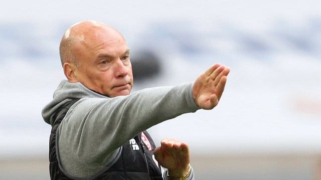 Kann wieder auf Torwart Steffen und Neuzugang Berisha bauen: Düsseldorfs Trainer Uwe Rösler. Kann wieder auf Torwart Steffen und Neuzugang Berisha bauen: Düsseldorfs Trainer Uwe Rösler.