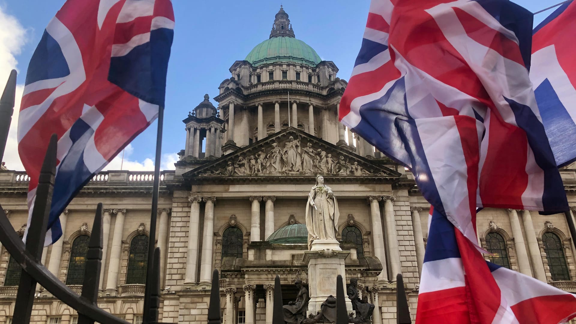 Britische Flaggen flattern am Tag nach dem Brexit zum Zeichen der Verbundenheit mit Großbritannien vor dem Belfaster Rathaus: Laut Angaben der Polizei war bereits am Brexit-Tag ein Bombenhinweis eingegangen.