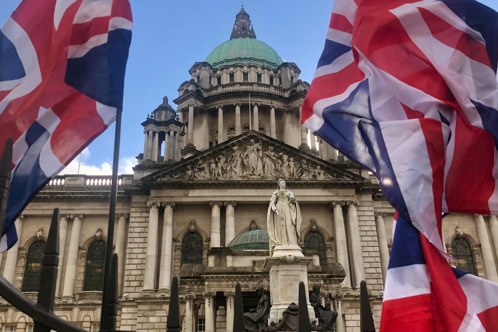 Britische Flaggen flattern am Tag nach dem Brexit zum Zeichen der Verbundenheit mit Großbritannien vor dem Belfaster Rathaus: Laut Angaben der Polizei war bereits am Brexit-Tag ein Bombenhinweis eingegangen.
