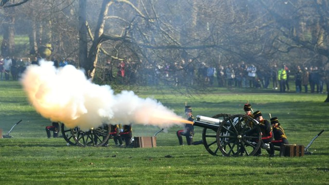 Mitglieder der Royal Horse Artillery feuern im Green Park 41 Salutschüsse für die Queen ab.
