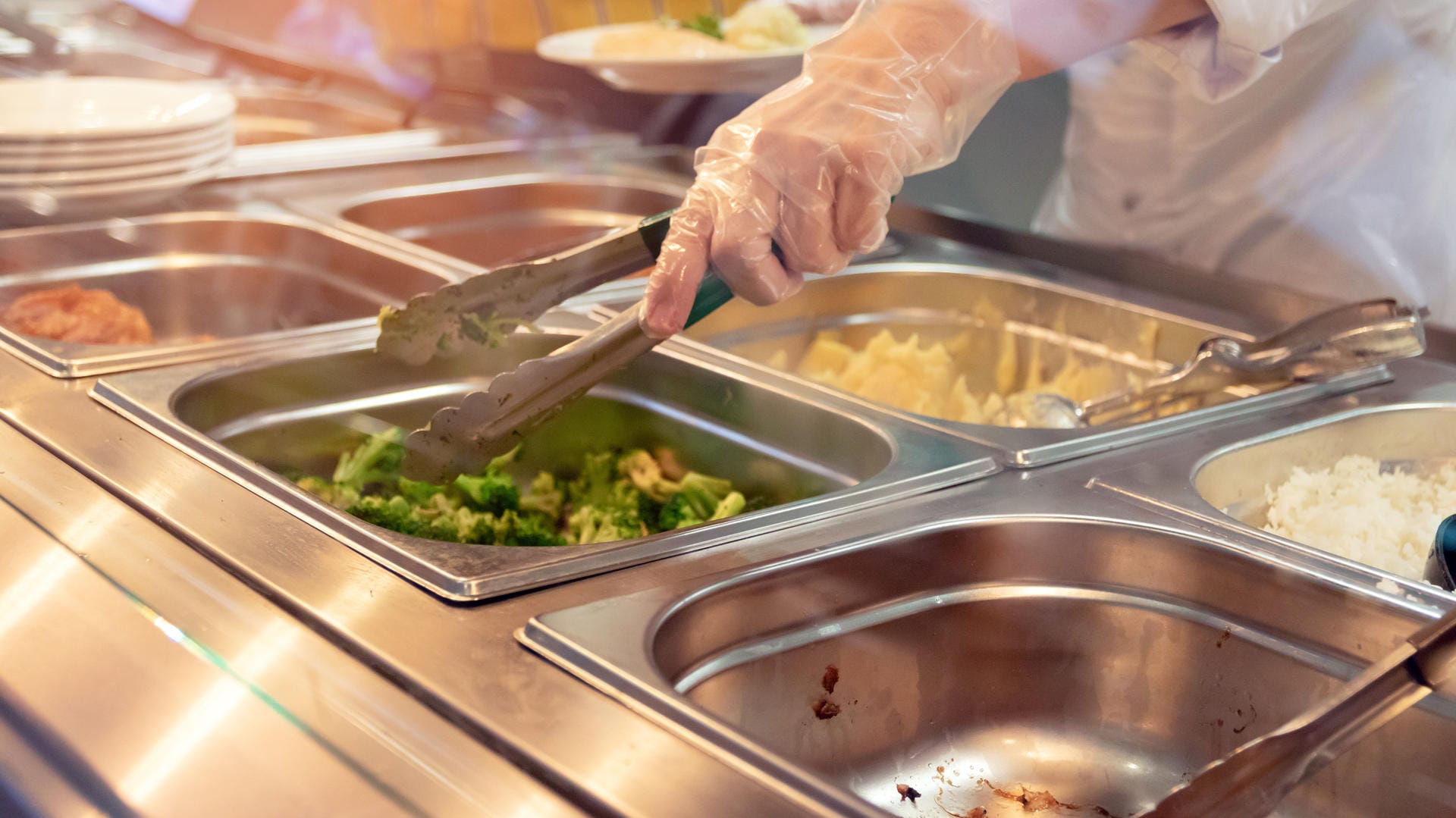 Kantine: Wer ein paar Regeln beachtet, kann sich auch in Kantine und Co. gut ernähren.