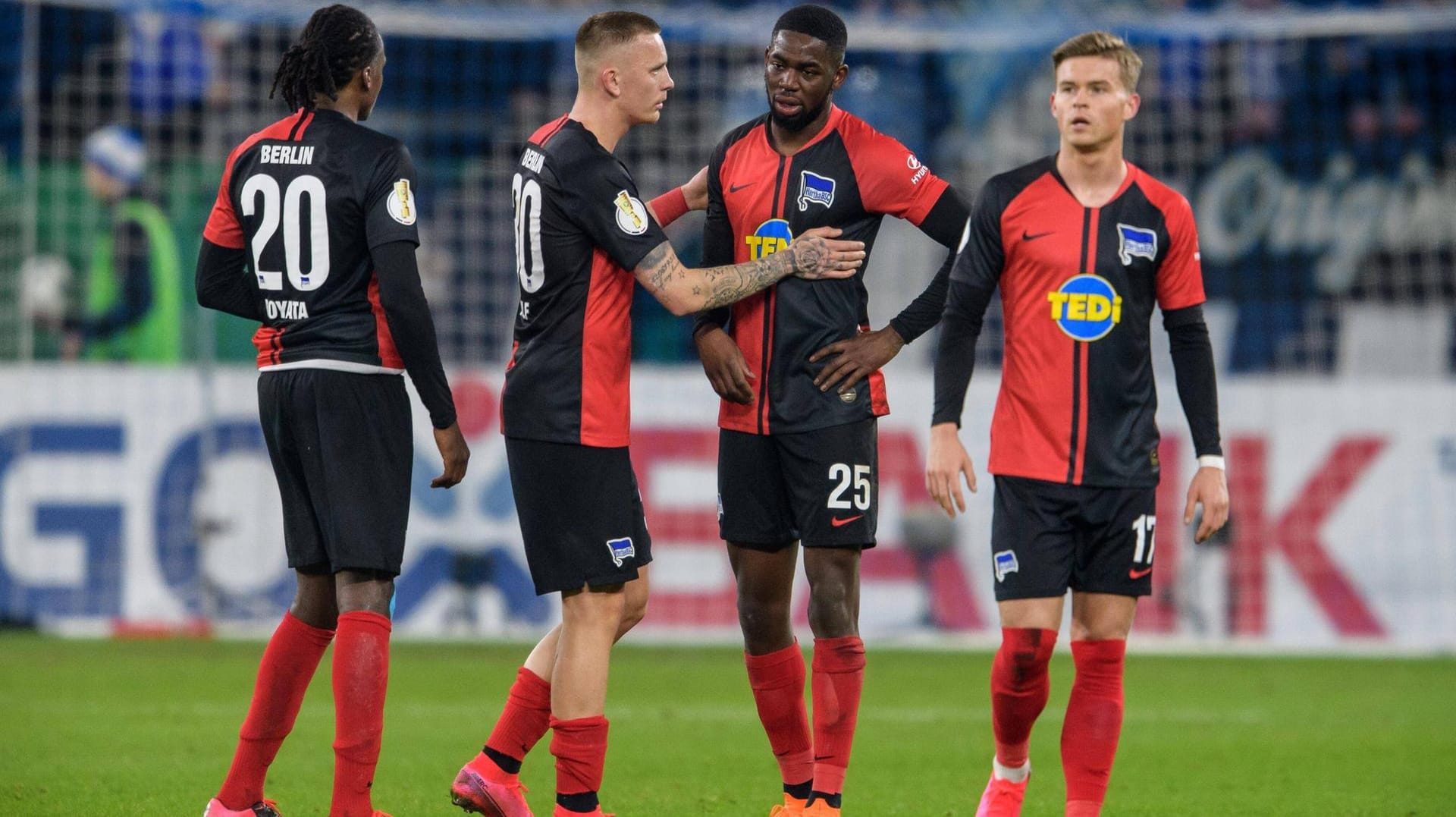 Völlig aufgelöst: Torunarigha (2. v. r.) muss von seinen Hertha-Teamkollegen getröstet werden.