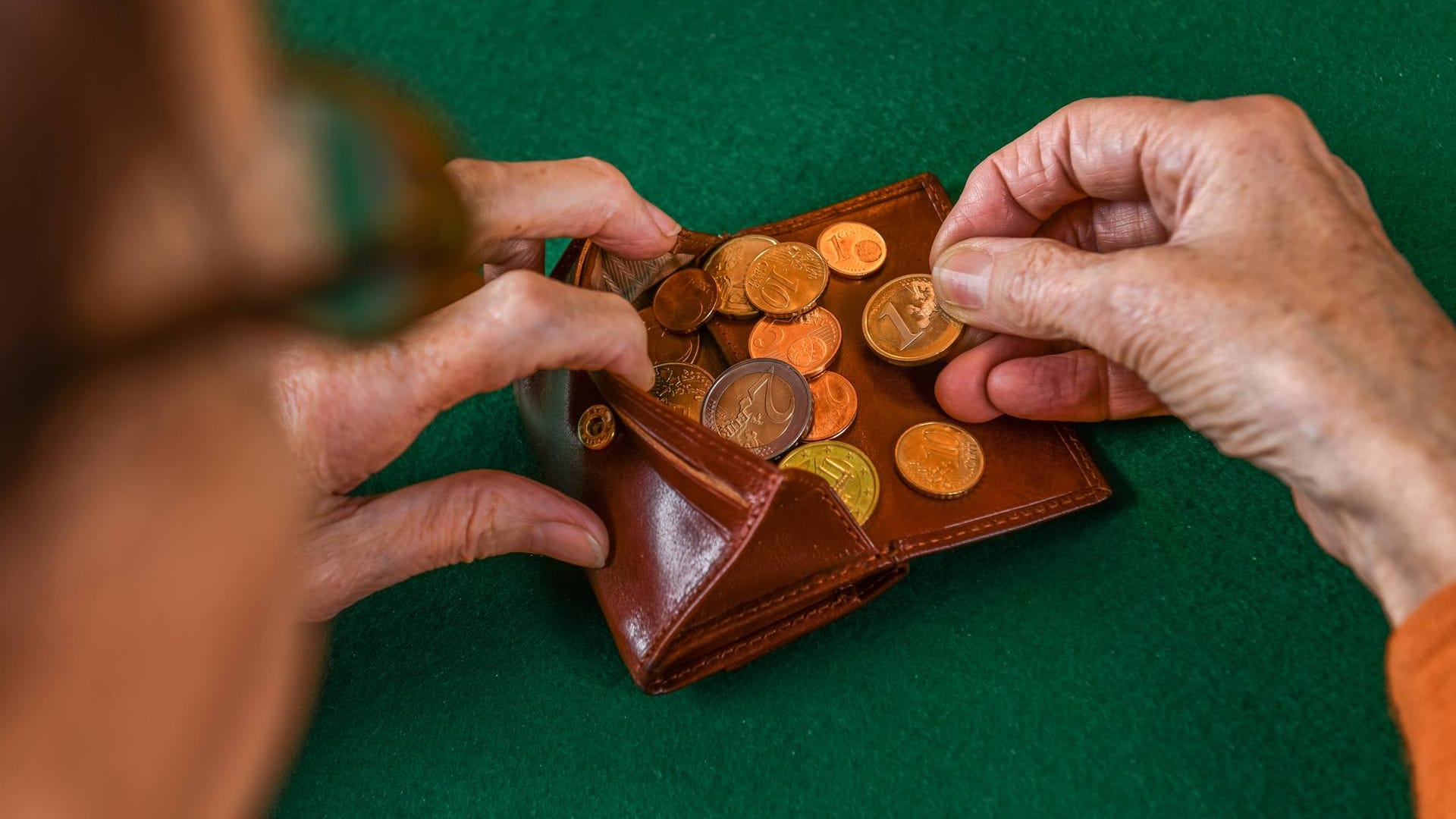 Zuschlag für Geringverdiener: Die Grundrente soll Menschen mit kleinen Einkommen, die lange in die Rentenkassen eingezahlt haben, finanziell entlasten. Zuschlag für Geringverdiener: Die Grundrente soll Menschen mit kleinen Einkommen, die lange in die Rentenkassen eingezahlt haben, finanziell entlasten.