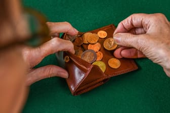 Zuschlag für Geringverdiener: Die Grundrente soll Menschen mit kleinen Einkommen, die lange in die Rentenkassen eingezahlt haben, finanziell entlasten.