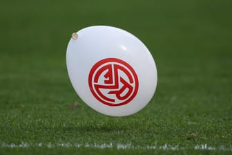 Ein Luftballon mit dem RWE-Logo: Eine rechte Gruppe soll das Symbol des Traditionsvereins missbraucht haben.