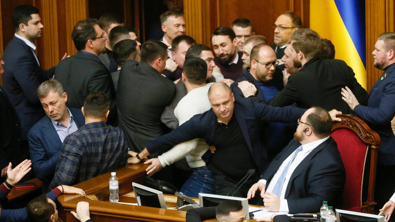 Ausnahmezustand im ukrainischen Parlament: Abgeordnete verfeindeter Parteien lassen hier ihre Fäuste sprechen.