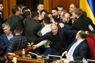 Ausnahmezustand im ukrainischen Parlament: Abgeordnete verfeindeter Parteien lassen hier ihre Fäuste sprechen.