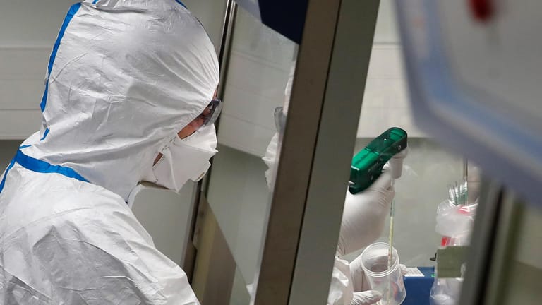 Paris: Ein Laborwissenschaftler in Schutzkleidung arbeitet im Institut Pasteur mit Proben von Patienten, die mit dem Coronavirus infiziert sind.
