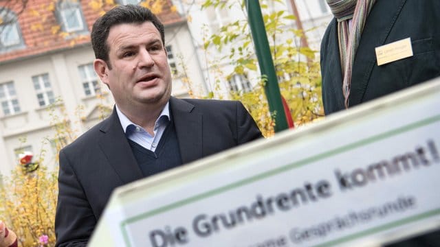 Arbeitsminister Hubertus Heil hat mit Gesundheitsminister Jens Spahn "die letzten noch offenen Fragen" im Gesetzentwurf für die Grundrente geklärt. Arbeitsminister Hubertus Heil hat mit Gesundheitsminister Jens Spahn "die letzten noch offenen Fragen" im Gesetzentwurf für die Grundrente geklärt.