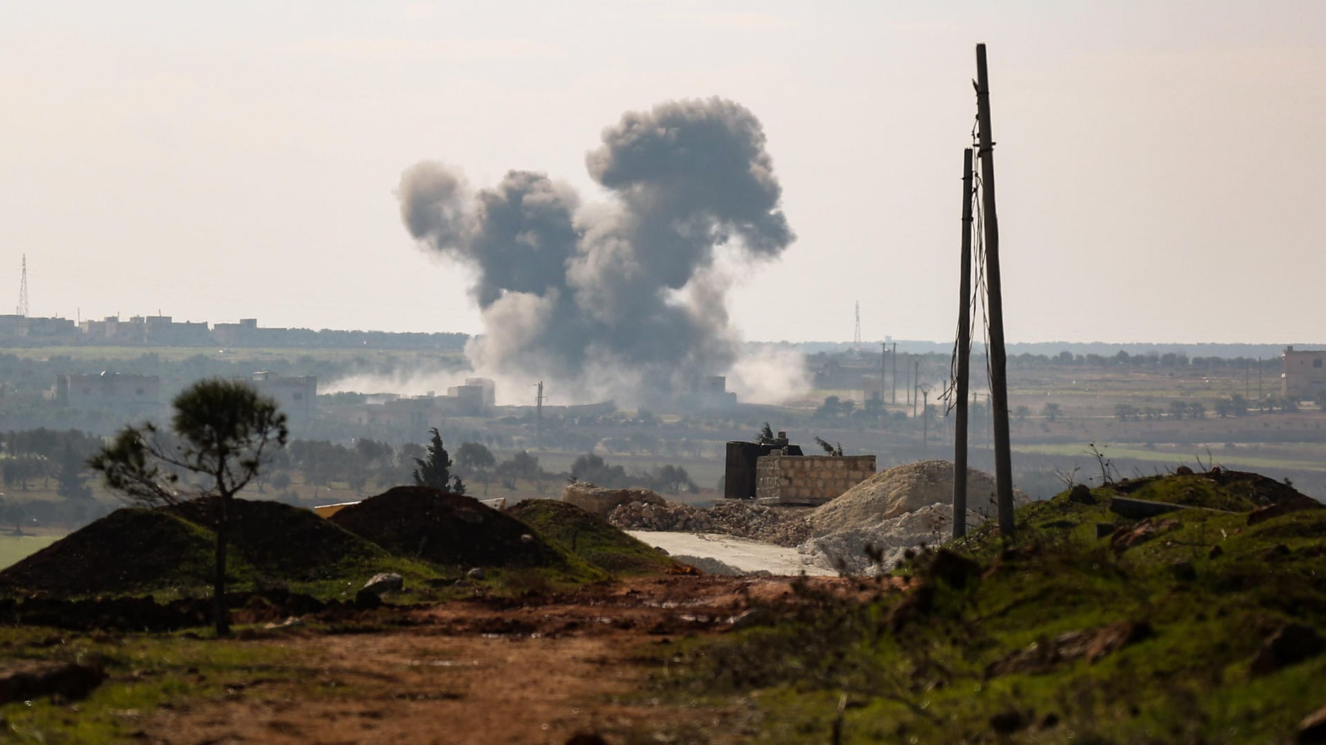 Rauchschwaden steigen nach einem Luftangriff auf, der angeblich von Flugzeugen der russischen und syrischen Streitkräfte nördlich der Provinz Idlib ausgeführt wurde: Seit Dezember sind erneut eine halbe Million Menschen auf der Flucht.