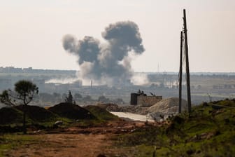 Rauchschwaden steigen nach einem Luftangriff auf, der angeblich von Flugzeugen der russischen und syrischen Streitkräfte nördlich der Provinz Idlib ausgeführt wurde: Seit Dezember sind erneut eine halbe Million Menschen auf der Flucht.