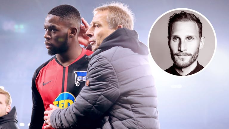 Hertha BSC: Trainer Klinsmann tröstet seinen Spieler Torunarigha, nachdem Affenlaute von der Tribüne kamen.