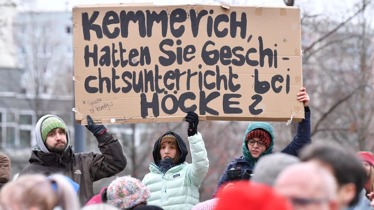 Demonstranten mit einem Schild: Sie demonstrieren gegen die Wahl Kemmerichs zum Ministerpräsidenten von Thüringen.