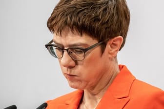 Es gibt Tage, da macht es einfach keinen Spaß: CDU-Chefin Annegret Kramp-Karrenbauer nimmt zum Polit-Chaos in Thüringen Stellung.