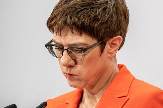 Es gibt Tage, da macht es einfach keinen Spaß: CDU-Chefin Annegret Kramp-Karrenbauer nimmt zum Polit-Chaos in Thüringen Stellung.