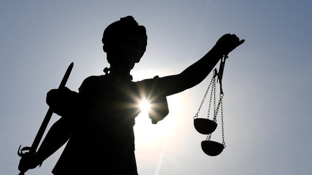 Wer aber sehr schnell fährt und sich dabei auch noch ablenken lässt, muss nach Unfällen mithaften. Wer aber sehr schnell fährt und sich dabei auch noch ablenken lässt, muss nach Unfällen mithaften.