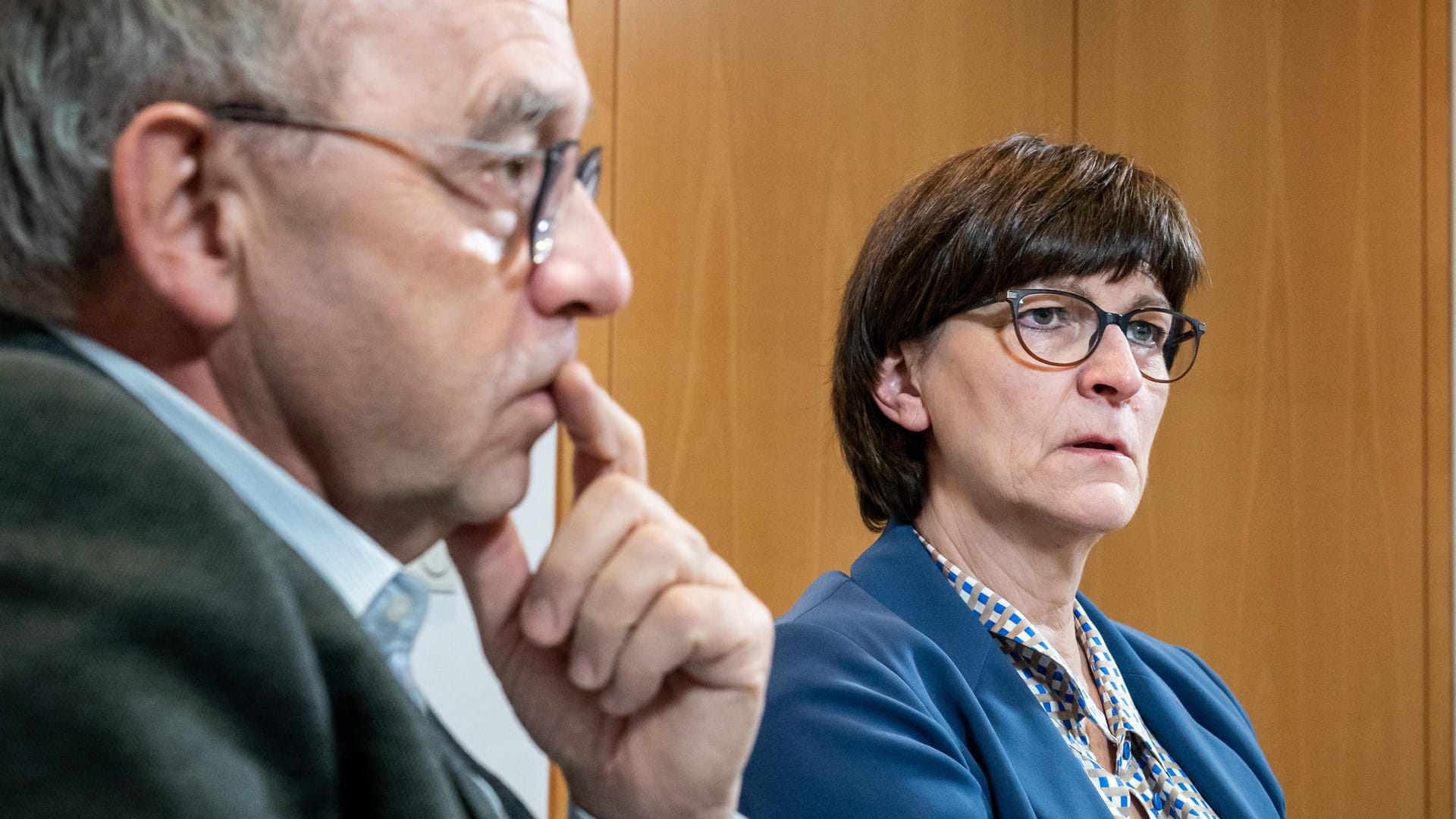 Saskia Esken und Norbert Walter-Borjans: Die Bundesvorsitzenden der SPD haben nach dem Thüringen-Eklat Gesprächsbedarf. Saskia Esken und Norbert Walter-Borjans: Die Bundesvorsitzenden der SPD haben nach dem Thüringen-Eklat Gesprächsbedarf.