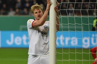 Martin Hinteregger an einem Torpfosten: Der Eintracht-Spieler hat eien kuriosen Aufstieg hingelegt.