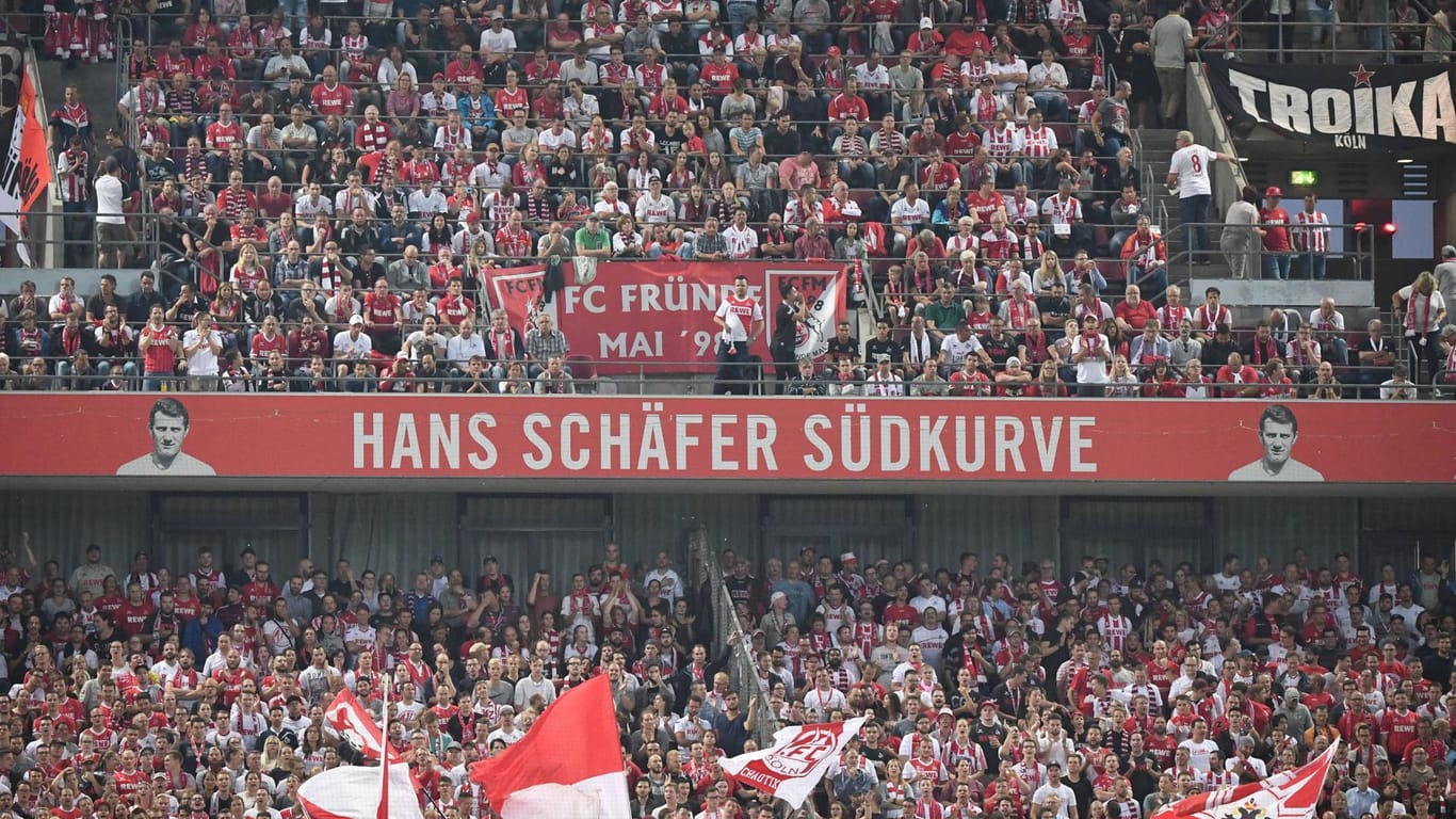Hans Schäfer Südkurve im August 2018: Nach diesem Spiel vom 1. FC Köln und Union Berlin attackierten Köln-Ultras Fanbusse der Berliner.
