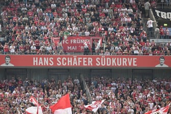 Hans Schäfer Südkurve im August 2018: Nach diesem Spiel vom 1. FC Köln und Union Berlin attackierten Köln-Ultras Fanbusse der Berliner.