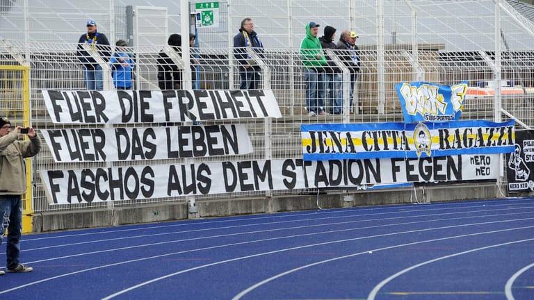 Jena-Fans im Ernst-Abbe-Sportfeld setzen sich gegen Neonazis in den eigenen Reihen ein.