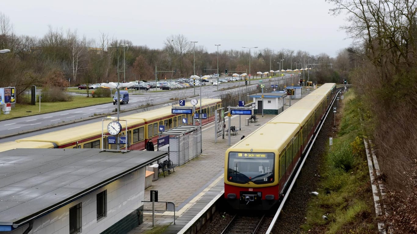 Der S-Bahnhof Altglienicke: Das Opfer hatte die Täter aufgefordert, nicht in der Bahn zu rauchen – daraufhin griffen diese den 32-Jährigen an (Archivbild).