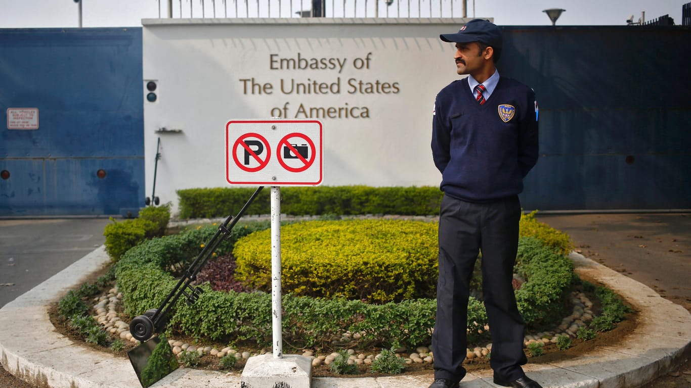 Ein Wachmann vor der US-Botschaft in Neu-Delhi: Das Botschaftsgelände gilt als besonders gut bewacht (Archivbild).