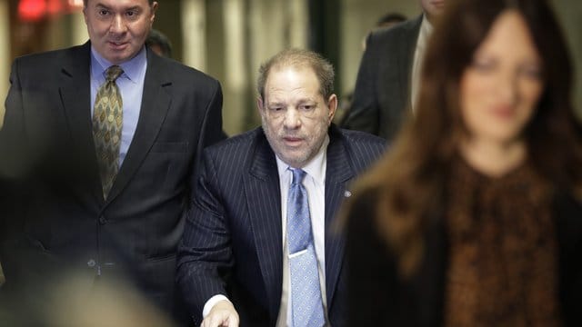 Mehr als 80 Frauen haben ihm seit 2017 sexuelle Übergriffe vorgeworfen: Harvey Weinstein. Mehr als 80 Frauen haben ihm seit 2017 sexuelle Übergriffe vorgeworfen: Harvey Weinstein.