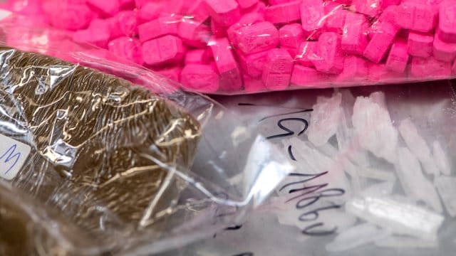 Haschisch (vorne links), Ecstasy (oben) und Crystal liegen in einem Labor des Bayerischen Landeskriminalamtes (LKA) auf einem Tisch. Haschisch (vorne links), Ecstasy (oben) und Crystal liegen in einem Labor des Bayerischen Landeskriminalamtes (LKA) auf einem Tisch.