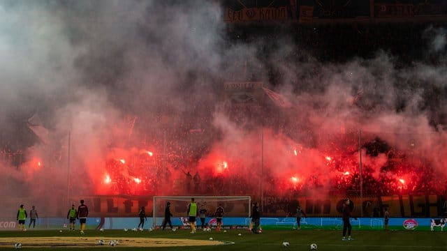 Als Pilotprojekt soll Pyrotechnik kontrolliert im Stadion abgebrannt werden. Als Pilotprojekt soll Pyrotechnik kontrolliert im Stadion abgebrannt werden.