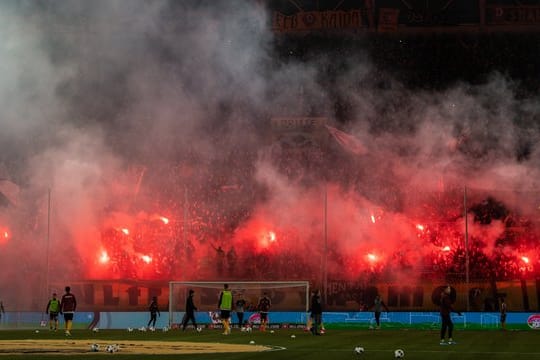 Als Pilotprojekt soll Pyrotechnik kontrolliert im Stadion abgebrannt werden.